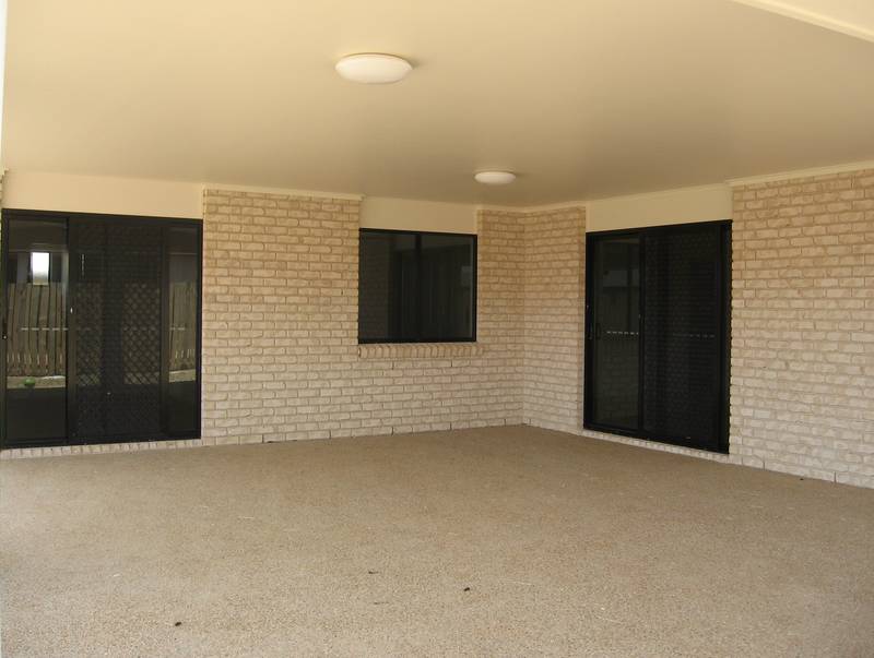 Modern 4 Bedroom Lowset Brick Picture 2