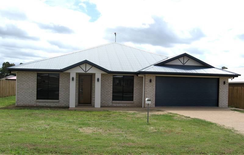 Modern 4 Bedroom Lowset Brick Picture 1