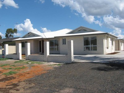 NEAR NEW 3 BEDROOM UNIT Picture