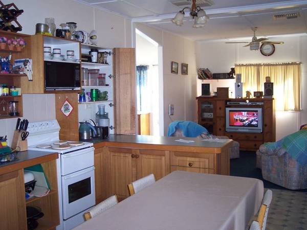 GREAT POSITION WELL MAINTAINED HOME Picture 3