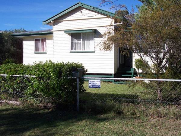GREAT POSITION WELL MAINTAINED HOME Picture 1