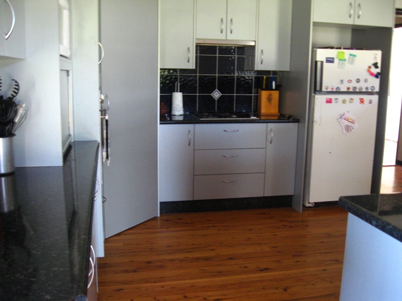 TRENDY HOME ON ACERAGE Picture 2