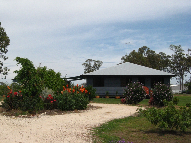 TRENDY HOME ON ACERAGE Picture 1