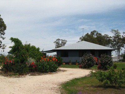 TRENDY HOME ON ACERAGE Picture TRENDY HOME ON ACERAGE Picture