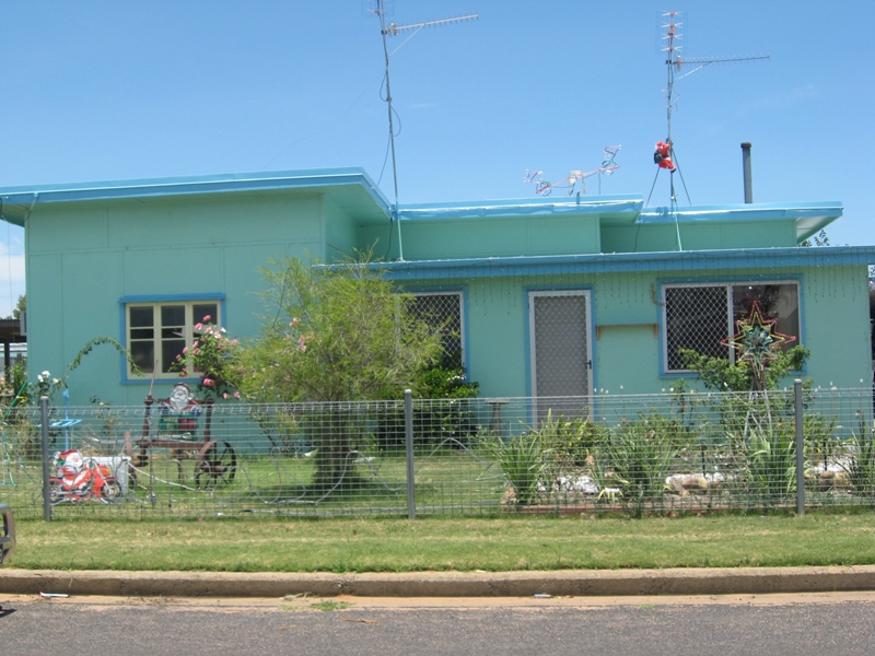 CLOSE TO PARK AND SHOP Picture 1