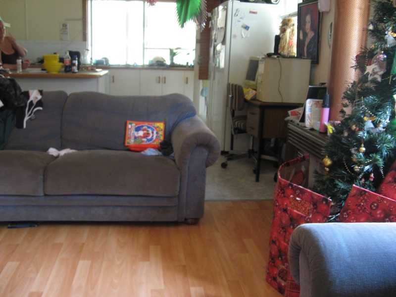 CLOSE TO PARK AND SHOP Picture 3