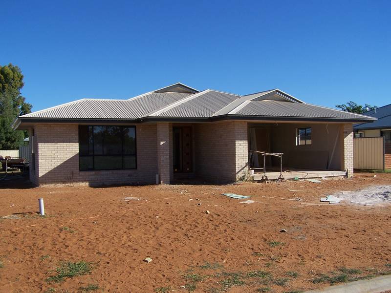 BRIGHT SPACIOUS & AFORDABLE Picture 1