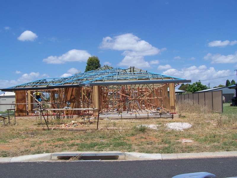 BRIGHT SPACIOUS & AFORDABLE Picture 2