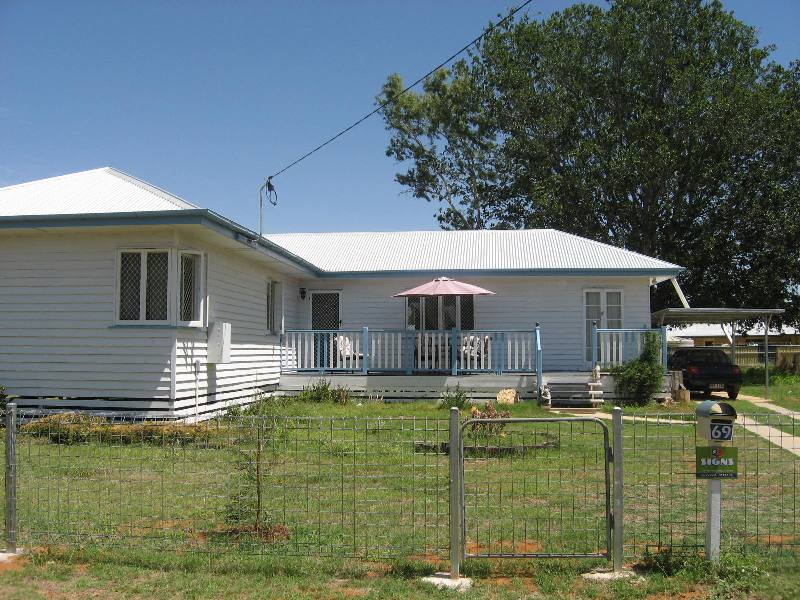 INVEST OR NEST ON 1/4 ACRE Picture 1