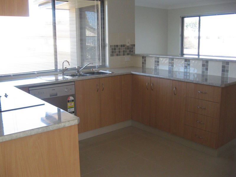 COMFORTABLE FAMILY HOME Picture 2