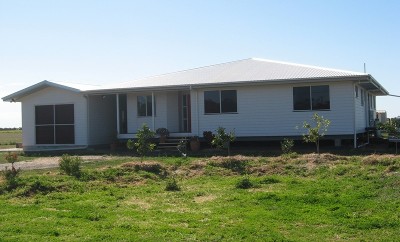 ENJOY THE QUIET LIFE 0N ACREAGE Picture