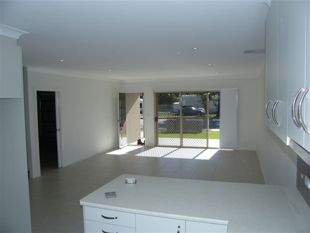 STYLISH BRAND NEW TOWNHOUSE Picture 3