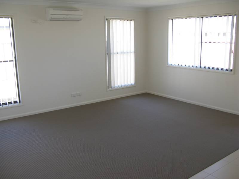 BRAND NEW HOME - MUST BE RENTED! Picture 3