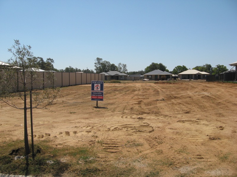 LAND IN NEW ESTATE Picture 1