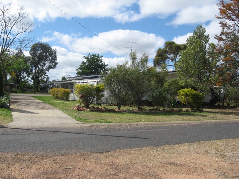 STYLISHLY REFURBISHED FAMILY HOME Picture 2