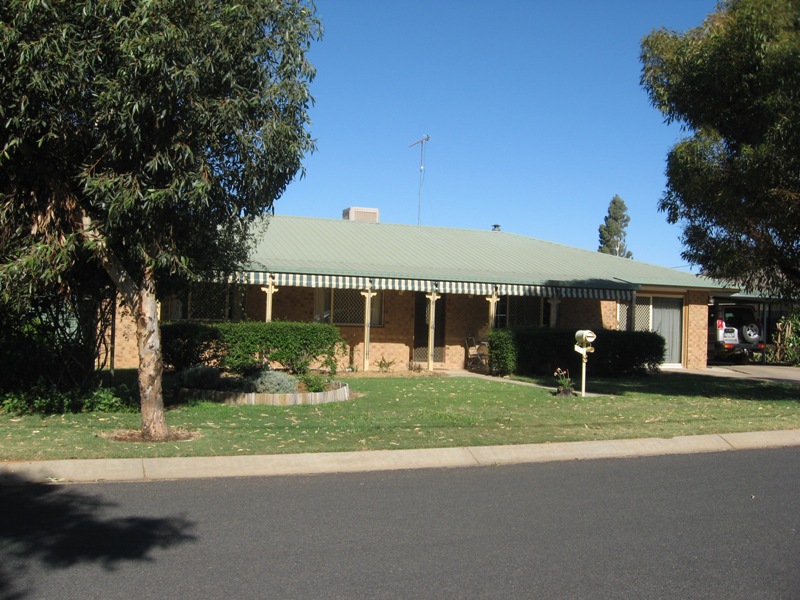 IDEAL FAMILY HOME Picture 1