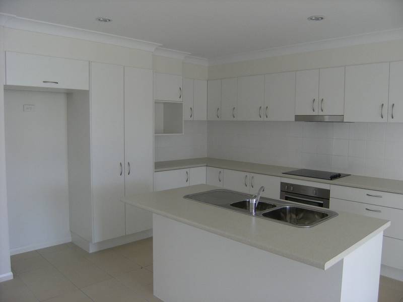 BRAND NEW HOME, NEW ESTATE, HANDY LOCATION Picture 3