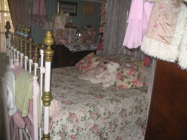 GRAND OLD LADY ON HUGE BLOCK Picture 3