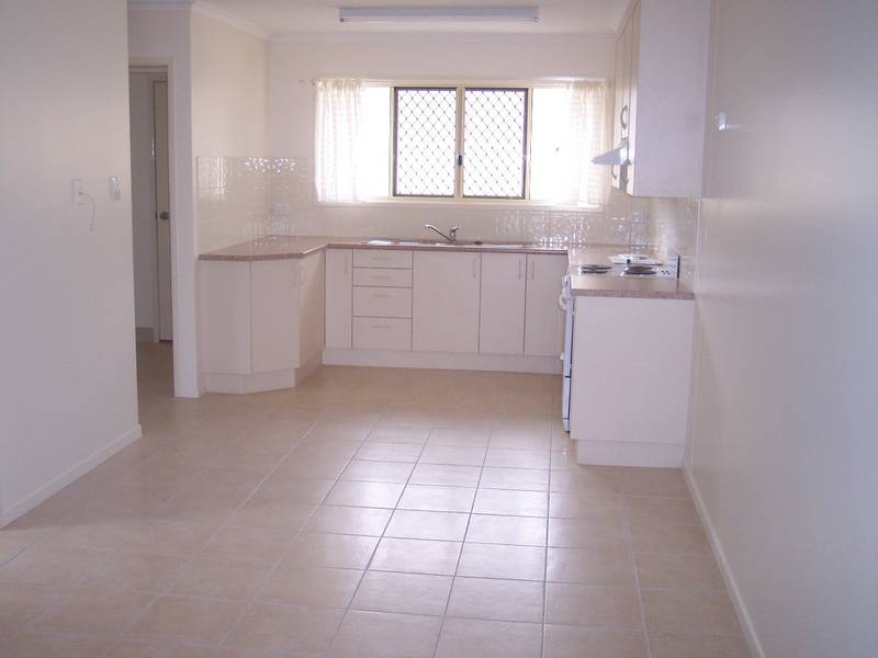 NEAR NEW 2 BEDROOM UNIT Picture 3