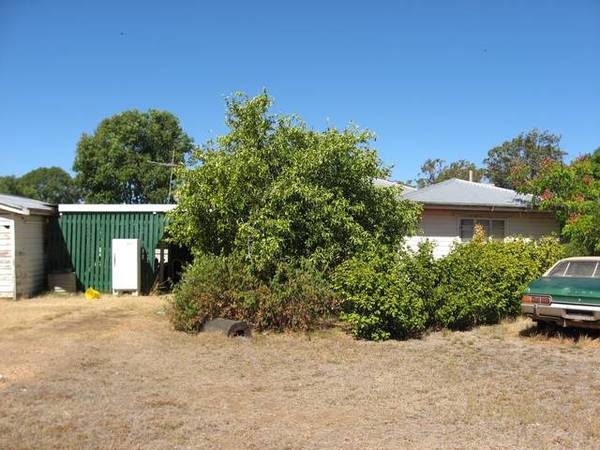 CLOSE TO THE SHOPS Picture 3