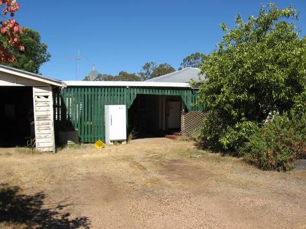 CLOSE TO THE SHOPS Picture 2