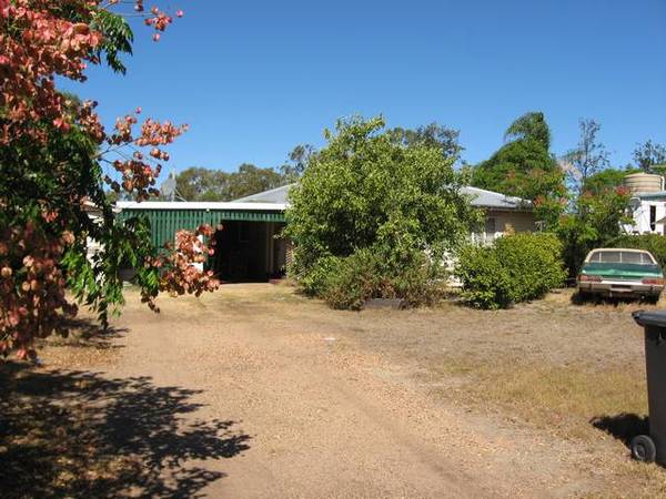 CLOSE TO THE SHOPS Picture 1