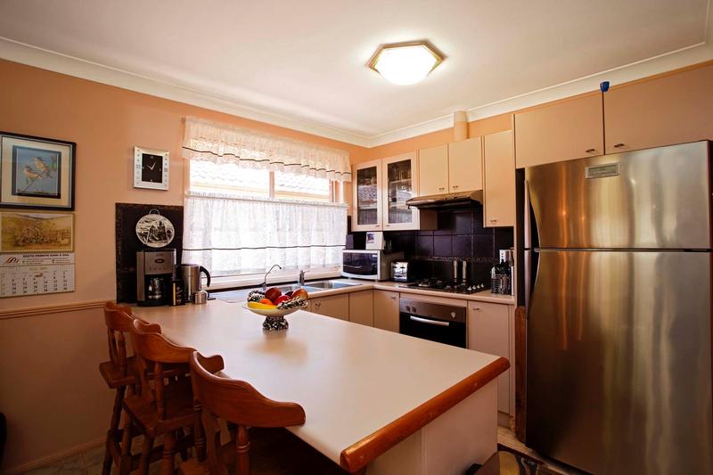 LARGE OPEN PLAN LIVING Picture 3