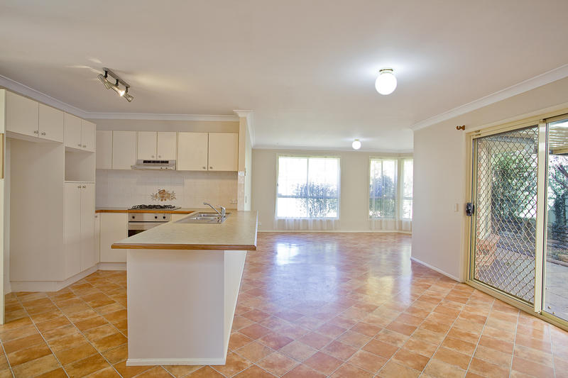 SPACIOUS FAMILY HOME Picture 3