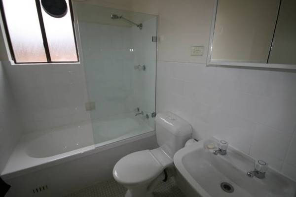 CONVENIENTLY PLACED Open for inspection Thursday 15th January, 2009 @ 11.30am - 11.40am Picture 3