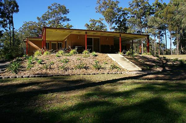 Close to the coast in a tranquil semi rural bush setting Picture 3