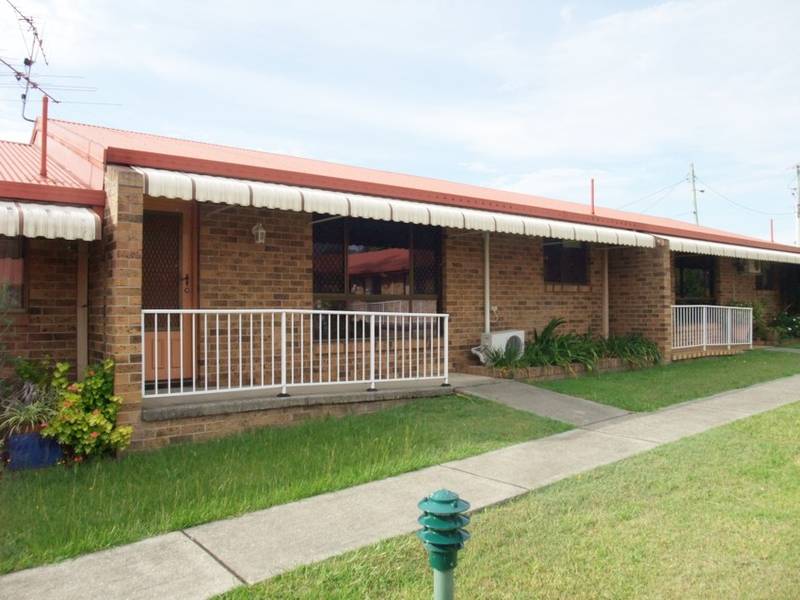 Roomy Palm Court Unit complete with garage Picture 1