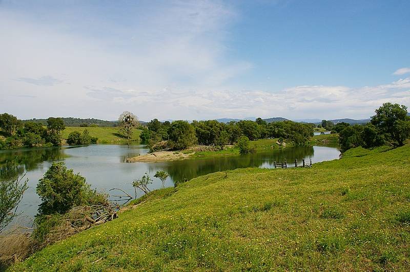 The perfect riverside rural location, close to all facilities Picture 1