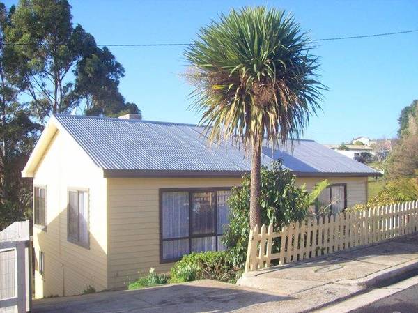 NEATLY PRESENTED - FIRST HOME OR INVESTOR Picture 1