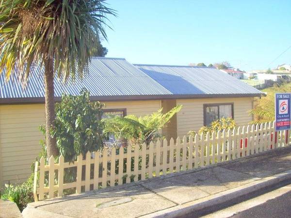 NEATLY PRESENTED - FIRST HOME OR INVESTOR Picture 2