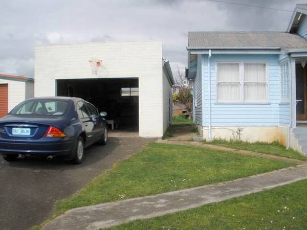 CUL DE SAC LIVING WITH BIG BOYS GARAGE Picture 2