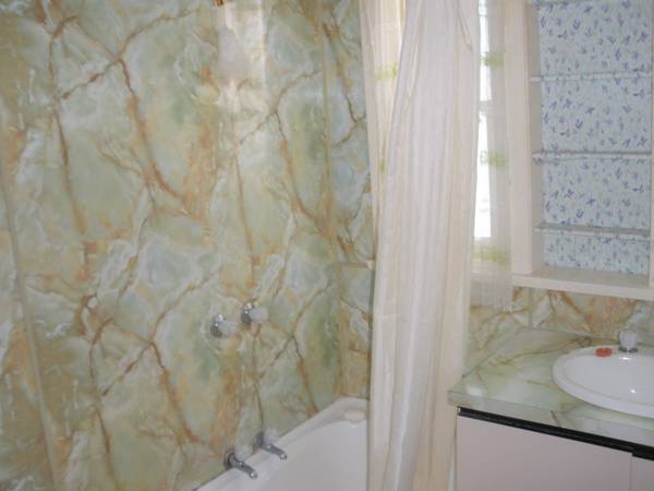 CUL DE SAC LIVING WITH BIG BOYS GARAGE Picture 3