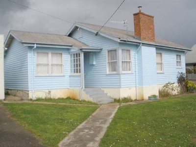 CUL DE SAC LIVING WITH BIG BOYS GARAGE Picture