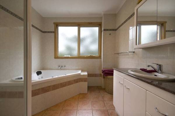 SECLUDED IN NATURAL BUSH SETTING Picture