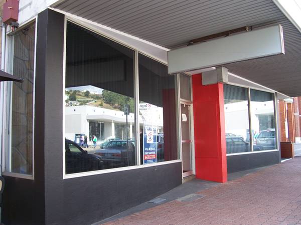 On Busy Mount Street Picture 1