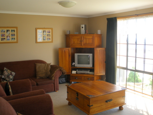 Unique Family Living Picture 3