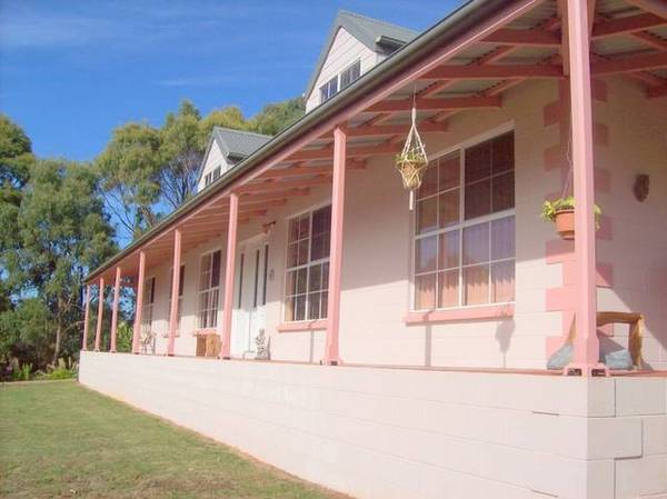 6 BEDROOMS, EN SUITE, RUMPUS ON 1/2 ACRE Picture 2