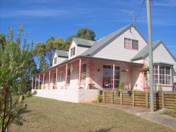 6 BEDROOMS, EN SUITE, RUMPUS ON 1/2 ACRE Picture 1