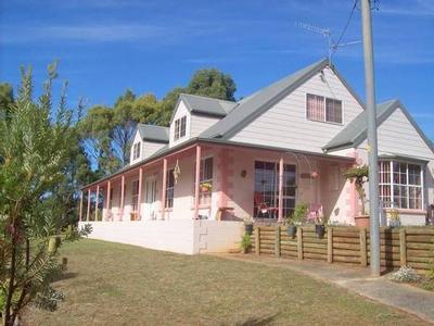 6 BEDROOMS, EN SUITE, RUMPUS ON 1/2 ACRE Picture