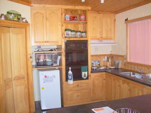 6 BEDROOMS, EN SUITE, RUMPUS ON 1/2 ACRE Picture 3