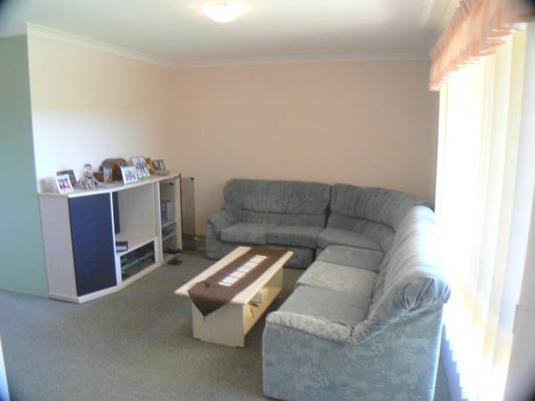 IMMACULATE HOME WITH POOL Picture 3