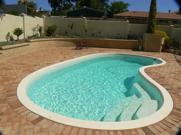 IMMACULATE HOME WITH POOL Picture 2