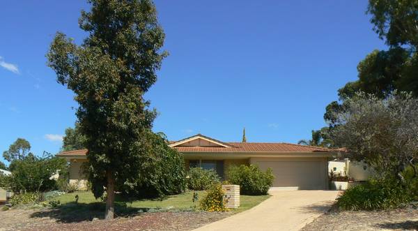 IMMACULATE HOME WITH POOL Picture 1