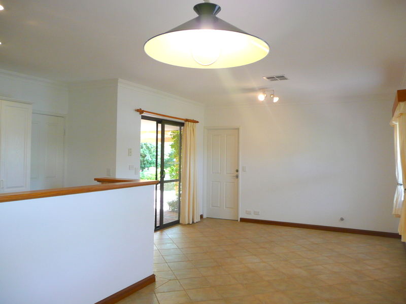 STUNNING FAMILY HOME! Picture 3