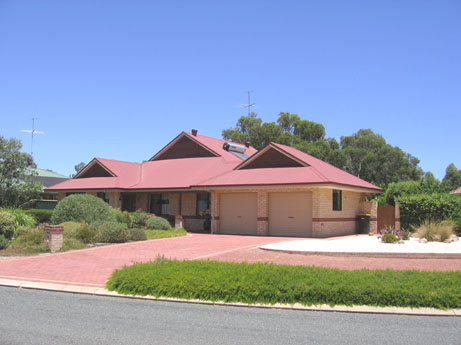 STUNNING FAMILY HOME! Picture 1