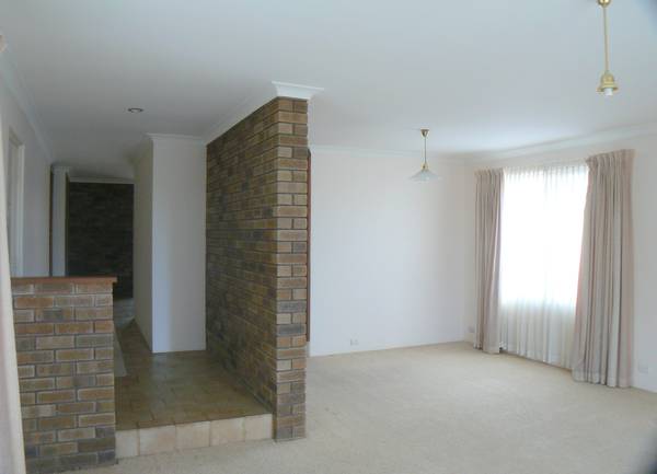 CUL-DE-SAC LOCATION! Picture 3